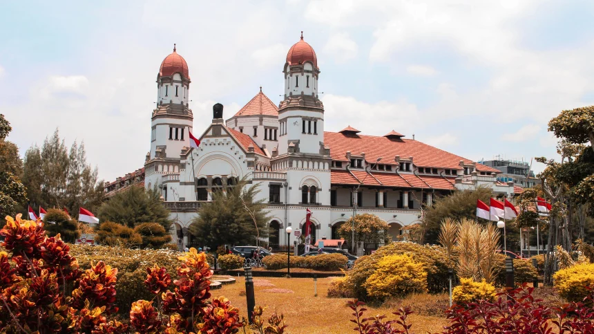 Wisata-Sejarah-Lawang_sewu_semarang